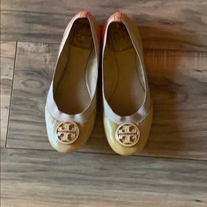 Tory Burch Caroline flat in Tan